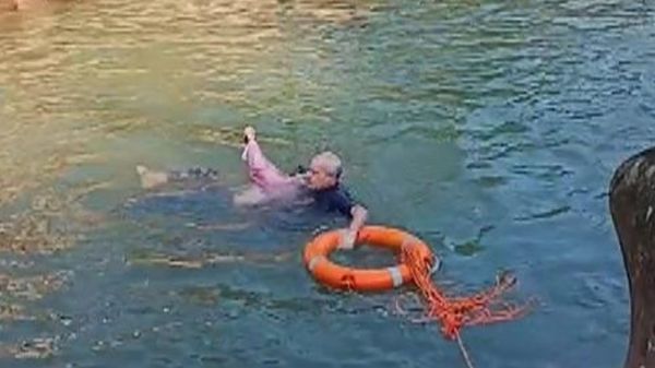 英國駐中國重慶總領事史雲森跳入水中救起女孩。