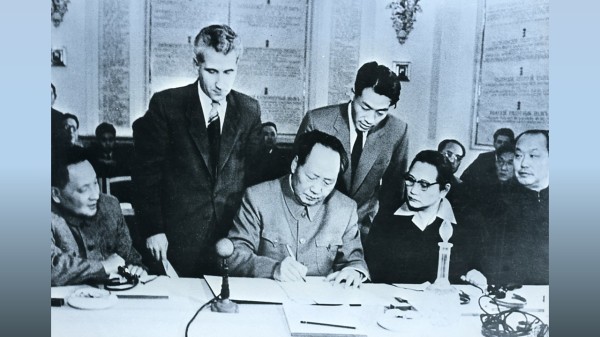 宋庆龄与毛泽东和邓小平在苏联莫斯科。