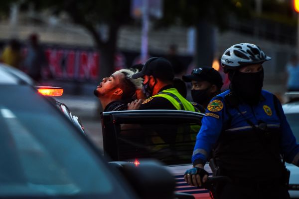 图为佛罗里达州迈阿密警方逮捕左翼骚乱分子。与本文内容无关。（图片来源：Chandan Khanna/AFP via Getty Images）