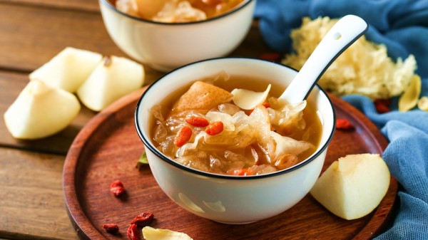 银耳、枸杞共煮成汤有滋阴补肾的功效。