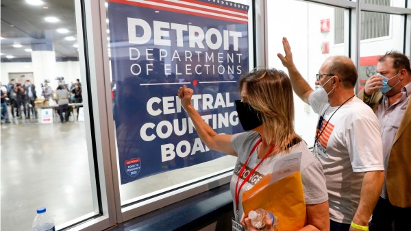 2020年11月4日，在密歇根州底特律TDF计票中心外，抗议者抗议共和党和无党派监票员被排斥在外。（图片来源：Elaine Cromie/Getty Images）(