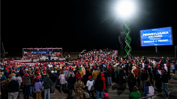 2020年10月31日晚，美国总统川普在宾州Montoursville举行造势大会。（图片来源：Eduardo Munoz Alvarez/Getty Images ）