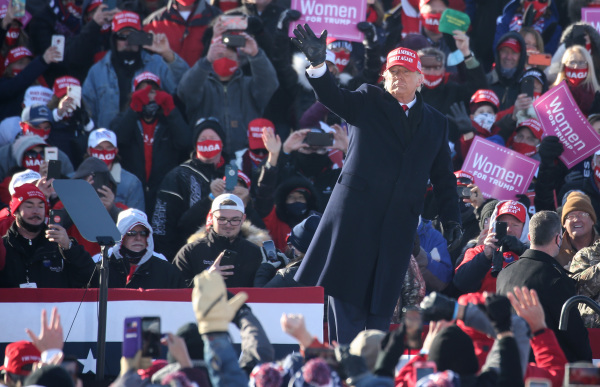 圖為2020年11月1日，川普總統在愛荷華州舉行競選集會。（圖片來源：Mario Tama/Getty Images）