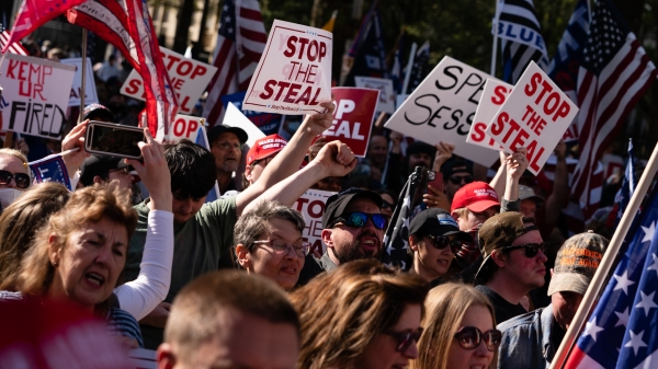 2020年11月21日，川普总统支持者在乔治亚州首府亚特兰大市的州议会大厦外举行“停止窃选”（Stop the Steal）集会，抗议大选舞弊。（图片来源：Elijah Nouvelage/Getty Images）