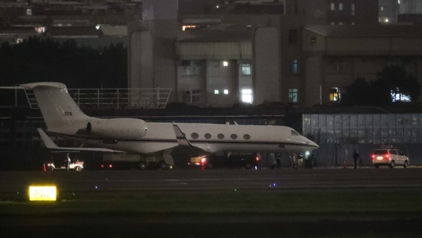 一架編號375的美國行政專機22日傍晚降落台北松山機場。外交部表示，歡迎訪臺的美國官員，但因行程不公開，基於互信不對外評論。