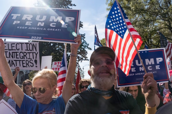 图为2020年11月21日，川普总统的支持者在亚特兰大市的乔治亚州政府外集会，要求制止窃选。（图片来源：Megan Varner/Getty Images）
