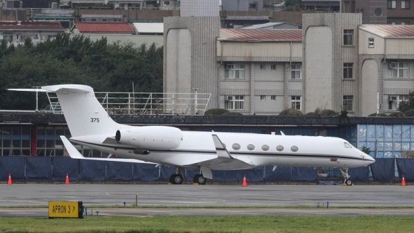 一架編號375的美國行政專機於22日傍晚降落松山機場，但官方均稱，由於行程並未公開，基於臺美互信，沒有說明及評論。
