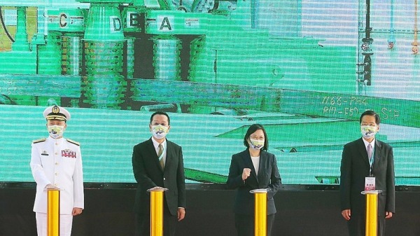 中华民国国军推动潜舰国造，24日在高雄台湾国际造船公司举办厂房开工典礼。总统蔡英文（右2）、国防部长严德发（右）、国安会的秘书长顾立雄（左2），以及海军司令刘志斌（左）等人出席。