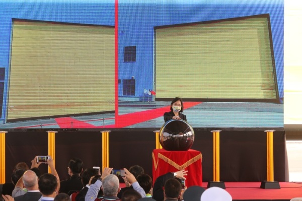 总统蔡英文今日在高雄台湾国际造船公司举行的厂房开工典礼上，按下了启动按钮。