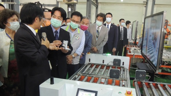 副總統賴清德（前左2）24日赴臺中精密機械園區參訪「智慧製造技術驗證場域」，並聽取廠商介紹及意見。