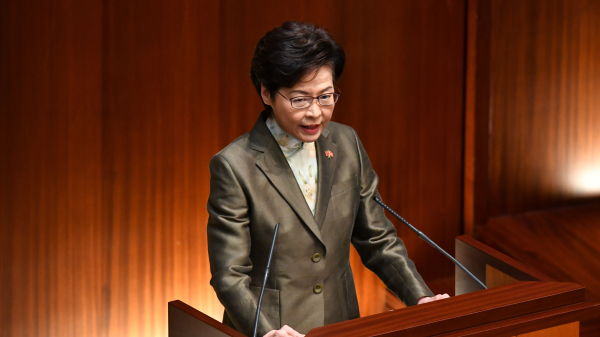 香港特首林郑月娥11月25日于立法会宣读《施政报告》，表示将进行通识科改革。（图片来源：香港政府新闻处）