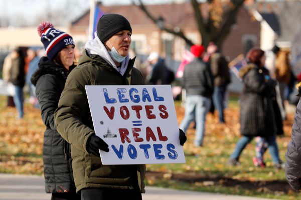 圖為2020年11月14日，密歇根州民眾遊行抗議選舉舞弊，圖中紙牌上的文字是「合法選票才是真正選票」。（圖片來源：Jeff Kowalsky/AFP via Getty Images）