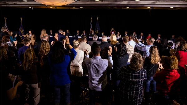 图为2020年11月25日，宾夕法尼亚州议会就选举舞弊举行听证会现场。（图片来源：Samuel Corum/Getty Images）