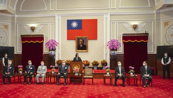 總統蔡英文27日在總統府接見「108年度績優捐血人代表」。