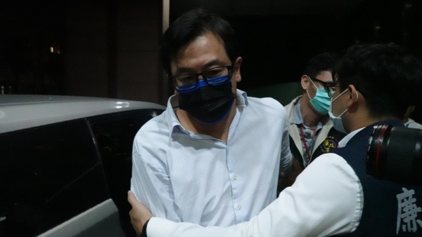 劳动部官员游迺文因为涉嫌收贿操控股票，遭到检方约谈，27日遭台北地院裁定羁押禁见。