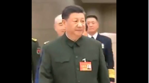 中共军队军事训练会议现场，习近平一直板著面孔，所有的军官都不敢笑。
