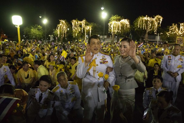 2020年11月1日，泰国国王玛哈·哇集拉隆功与王后在王宫外向支持者打招呼。