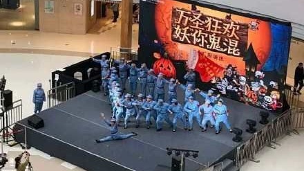 哈爾濱王府井購物中心的萬聖節活動上扮紅衛兵『妖你鬼混』引爭議（圖片來源：微博）