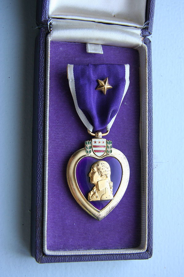 在美国的军事勋章体系中，紫心勋章占有重要地位，几乎就是鲜血与牺牲的代名词，被美军官兵称为“永远的紫心”。