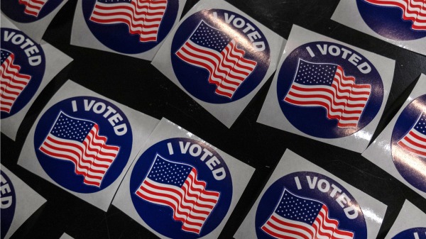 在密歇根州蘭辛市的居民於2020年11月3日投票後，“ I Voted”貼紙已在投票站準備就緒