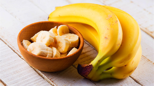 每天适量吃香蕉，能帮助降低体内胆固醇含量，预防高血脂。