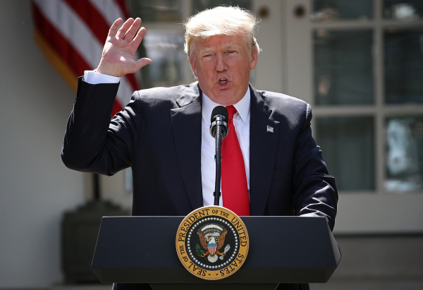 圖為2017年6月1日，川普總統在白宮玫瑰園宣布，他決定退出《巴黎氣候協定》。（圖片來源：Win McNamee/Getty Images）