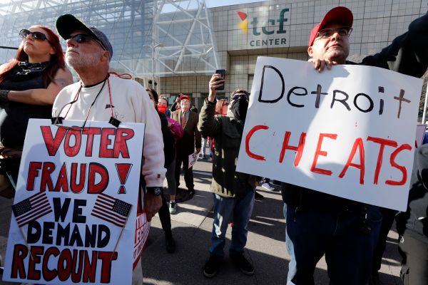 圖為2020年11月6日，美國選民在密歇根州底特律抗議2020大選中的計票欺詐。（圖片來源：JEFF KOWALSKY/AFP via Getty Images）