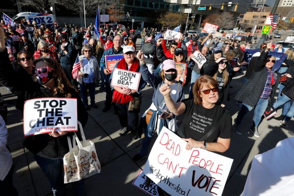 2020年11月6日，美国民众在密歇根州底特律抗议2020年大选的点票欺诈