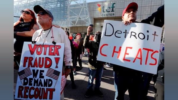 2020年11月6日，美国民众在密西根州底特律抗议2020年大选的点票欺诈。