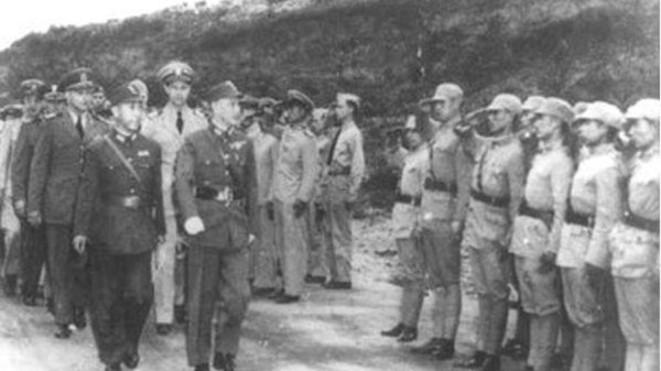 1940年代蒋中正与戴笠。