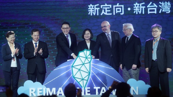 總統蔡英文10月26日出席微軟投資臺灣新計畫發表會，跟臺灣微軟總經理孫基康（左3）等與會者合影，看好投資案能為臺灣與微軟帶來互利與雙贏。