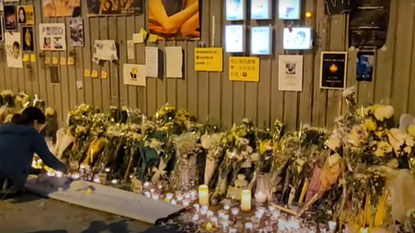 2020年11月8日，香港科技大学学生周梓乐去世一周年，大批市民前往他去世的地方悼念。（图片来源：看中国直播截图）