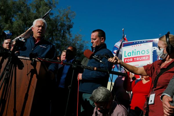 2020年10月5日，川普竞选团队代表在内华达州北拉斯维加斯的克拉克郡（Clark County）选举部门外召开新闻发布会。图左发言者为川普总统的竞选代表、美国保守派联盟主席马特・施拉普（Matt Schlapp）。（图片来源：Ronda Churchill/AFP via Getty Images）