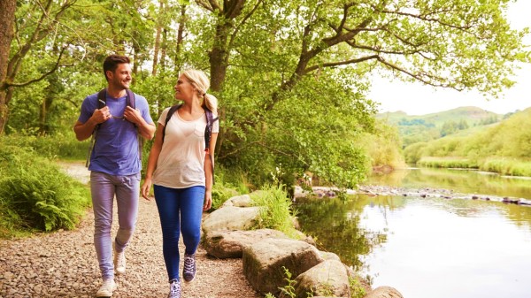 有氧运动能够消耗女性体内卡路里，防止肥胖。散步、慢跑都是不错的选择，尤其是在森林中散步。