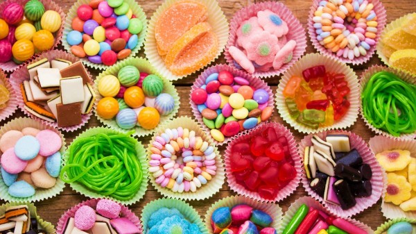 甜食会降低免疫力，消耗体内大量的维生素，还会引起血糖升高。