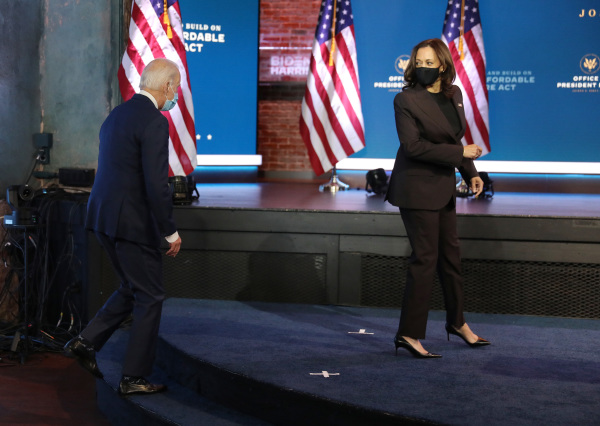 美国前副总统乔・拜登和加州参议员贺锦丽（Kamala Harris），即2020美国总统大选中的民主党总统和副总统候选人。（图片来源：Joe Raedle/Getty Images）