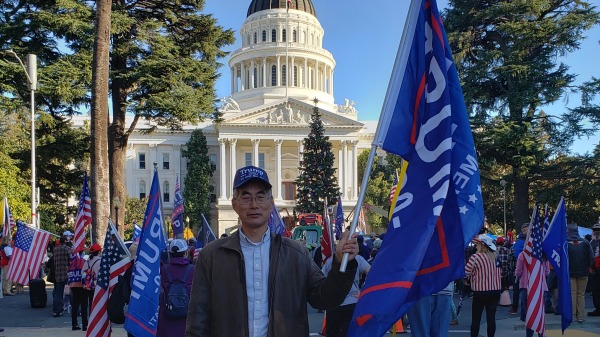 2020年11月28日，作者在加州州府沙迦面度参加反窃国集会。