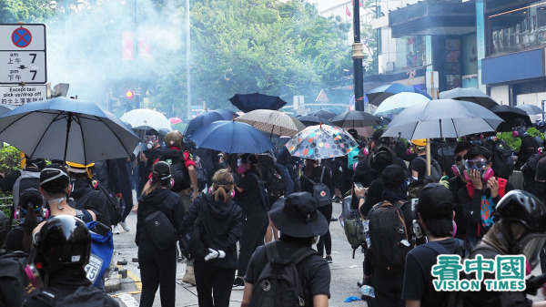 去年十月一日，香港各區都舉行國殤日遊行。（圖片來源：李天正/看中國）