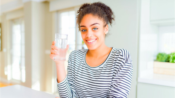 晨起后喝一杯温开水，可以降低血液黏稠度，预防血栓。