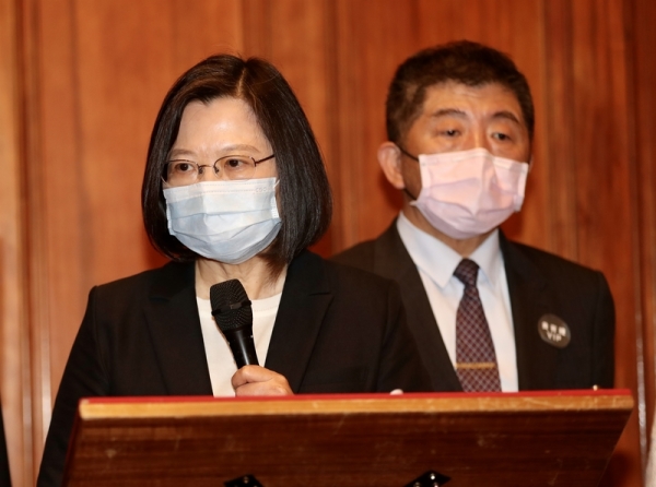總統蔡英文（左）、衛福部長陳時中(右)12日在台北賓館出席「台灣戰疫全紀  錄」首映記者會。