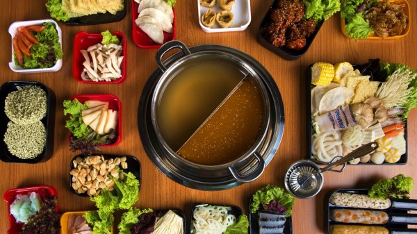 吃火锅、麻辣烫等食物喜欢趁热吃，会让患上癌症的概率明显增加。