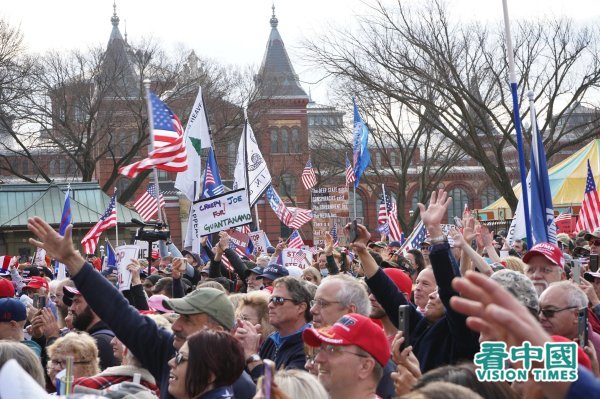 图为2020年12月12日，川普总统支持者在华盛顿DC举行集会抗议选举舞弊。（图片来源：看中国记者摄影）