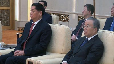 2013年2月26日连胡会，时任中共中央办公厅主任栗战书（左）与大陆国务院国务委员戴秉国（右）出席。