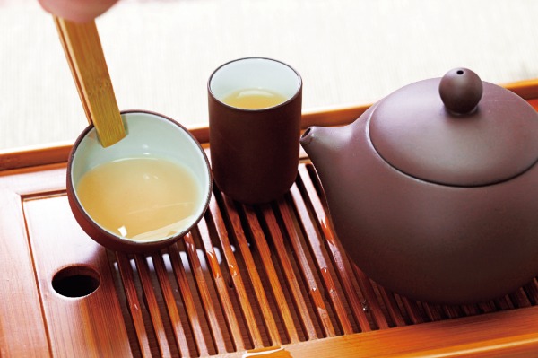 中国和台湾的工夫茶包含倒掉头泡茶、用热水浇淋小茶壶温热茶具等步骤，因此通常会使用可以整套清洗的茶盆。