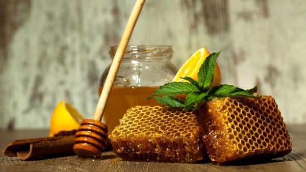 胃食道逆流吃蜂蜜，可帮助修复受损的下食道括约肌，缓解不适症状。