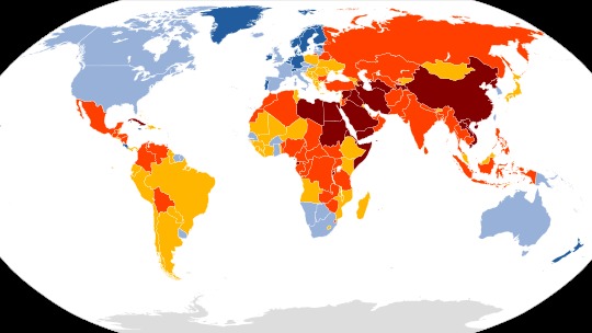 2020年全球的新闻自由指数排名，颜色越偏蓝就代表越自由，如果越偏红就代表越不自由。