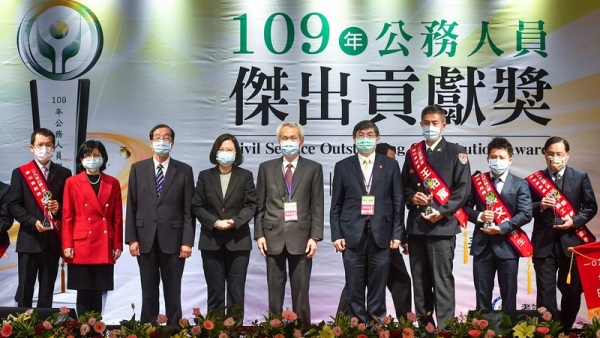 考試院在台北舉行「109年公務人員傑出貢獻獎表揚大會」，總統蔡英文（左4）及考試院長黃榮村（左3）出席頒獎，並跟獲獎團隊代表、人員等合影。