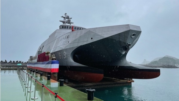 首舰沱江级飞弹巡逻舰后续量产型舰15日下水并命名“塔江舰”