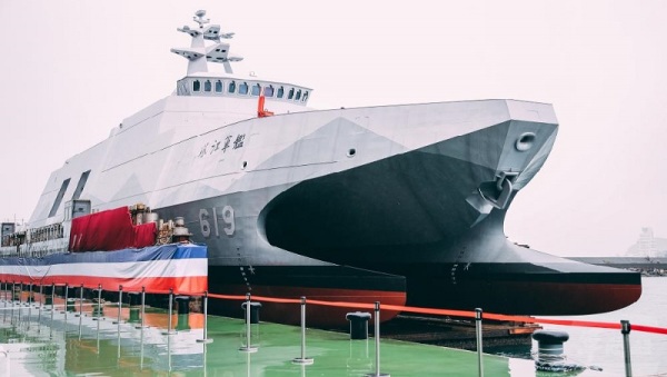 民进党立法院党团总召柯建铭提案称，“潜舰国造案”为国防自主政策，属海军急需战力。图为“塔江军舰”。