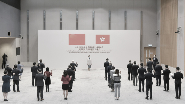 香港政府发布12月16日政务官宣誓拥护基本法和效忠香港特区的宣誓仪式照片，网民纷纷热议情境十分诡异。（图片来源：香港政府新闻处）